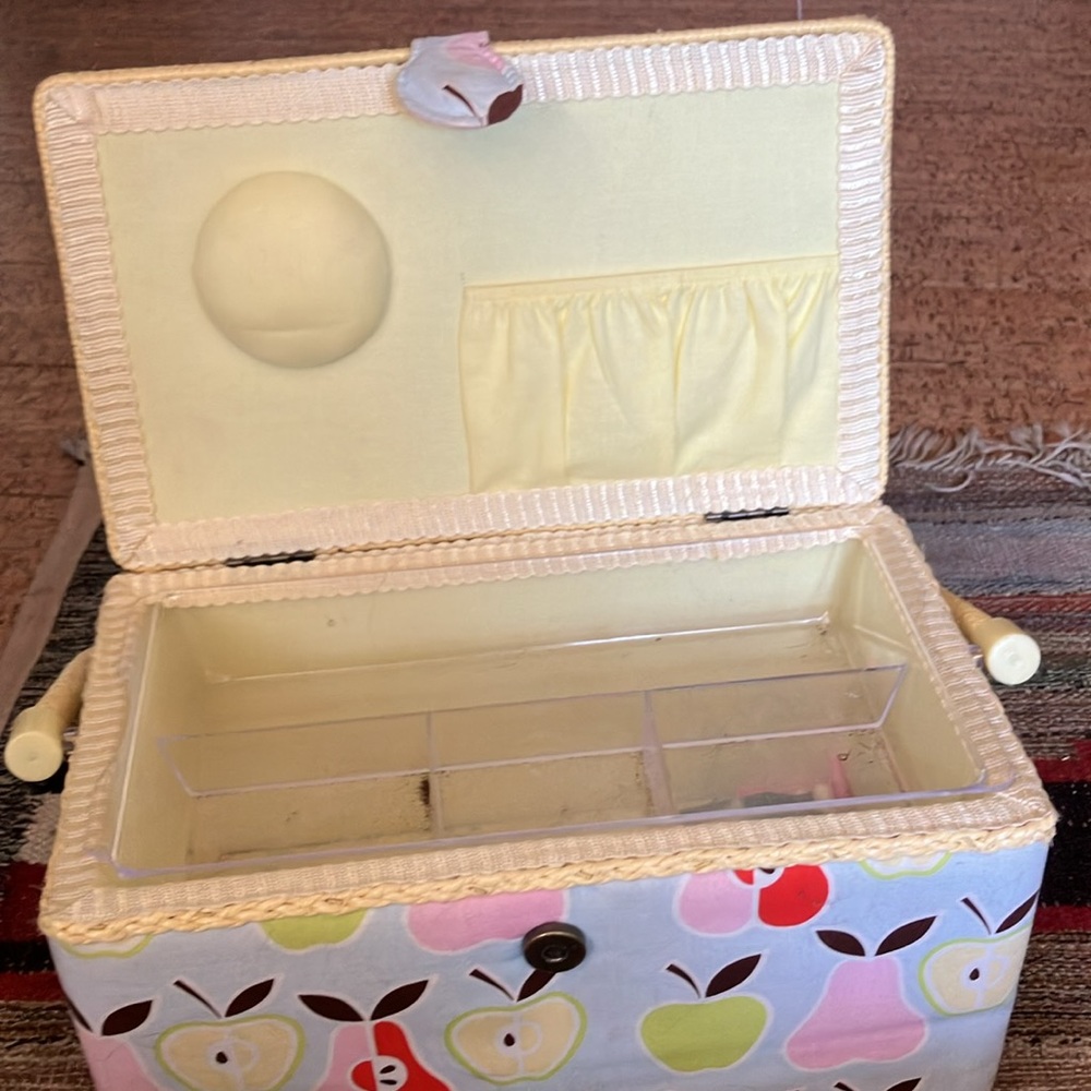 Sewing box - Picture 2 of 2